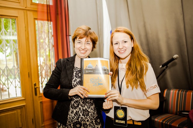 Presenting the 2013 Communique to Ksenia Yudaeva, Lead advisor to President Putin